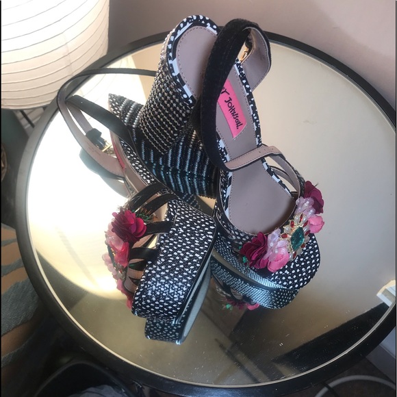 Betsey Johnson flower embellished pumps. - Picture 2 of 4
